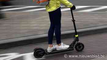 Bestuurder step lichtgewond na botsing met auto