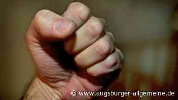 Jugendlicher schlägt 18-Jährigem in Park ins Gesicht und flieht