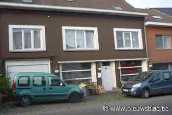 Buurt in rep en roer omdat houtmijt midden in de nacht vuur vat