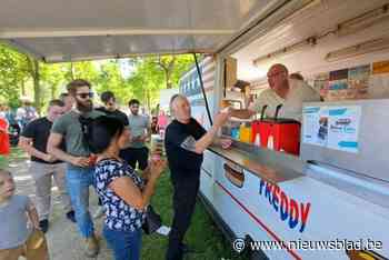 Toch nog afscheidsfeest voor hamburgerverkoper Freddy: “Hij zal zijn kraam en klanten nog missen”