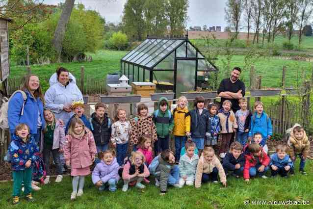 Kleuters leren spelenderwijs over bijen bij imker