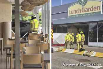 86-jarige rijdt Lunch Garden binnen, bestuurder en drie bezoekers lichtgewond: “Hij bleef stokstijf met beide handen op het stuur zitten”