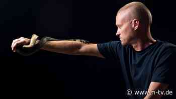 Für Mittel gegen Gift: Mann lässt sich Hunderte Male von Schlangen beißen