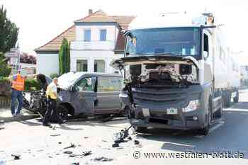 Bulli kollidiert mit Lastwagen