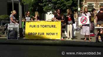 Protest tegen bontindustrie aan Louis Vuitton-winkel in Antwerpen: “Dieren worden wekenlang in kleine kooien gehouden en dan vergast of geëlektrocuteerd”