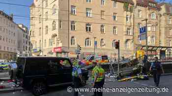 Auto fährt in Personengruppe
