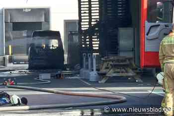 Bestelwagen vat vuur aan loskade: brandweer kan overslag naar bedrijf vermijden