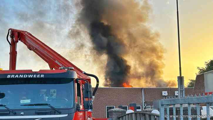 Grote brand bij garagebedrijf: 'Ga svp niet kijken'