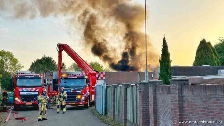 Grote brand bij garagebedrijf is onder controle: 'Ga niet kijken'