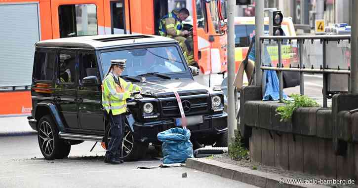 Auto fährt in Stuttgart in Menge – eine Tote