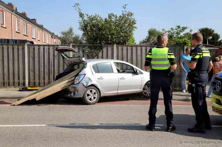 Auto eindigt tegen schutting na aanrijding