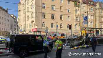 Schock an der Haltestelle - Auto fährt in Stuttgart in Menge