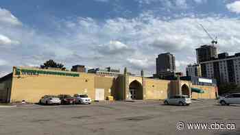 3 people injured following stabbing at Hamilton mosque, police say