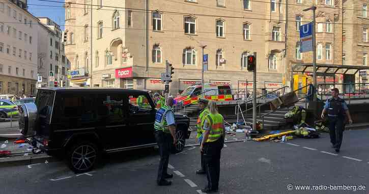 Auto fährt in Menschenmenge – Ermittlungen zum Hintergrund