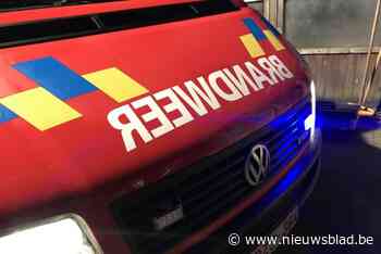 Brandweer ruimt olievlek op straat op