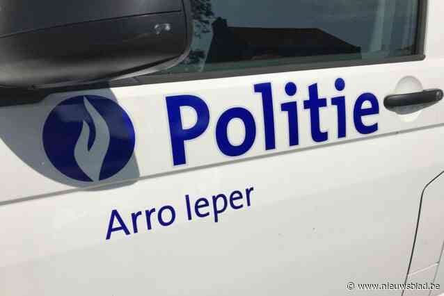 Land Rover kantelt na aanrijding, 30-jarige passagier lichtgewond