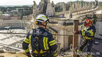 Vorbereitung auf Konklave: Schornstein auf Sixtinischer Kapelle montiert