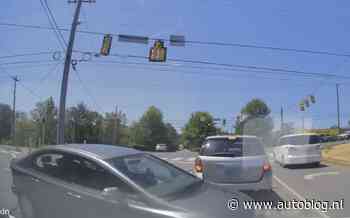 Video: Automobilist heeft maling aan de rest