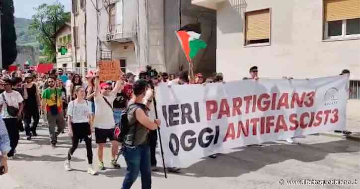 Ad Ascoli Piceno il corteo per sostenere la fornaia identificata per lo striscione del 25 Aprile