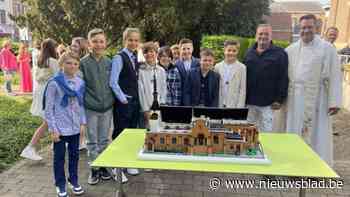 Pastoor in zijn nopjes met kerk Sint-Antonius in Lego: vormelingen krijgen primeur om uniek werkstuk te zien