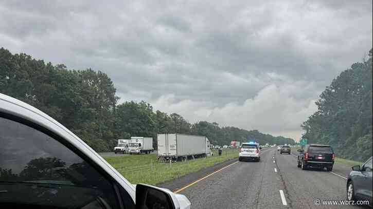 TEAM 2 TRAFFIC: Crews close left lane of I-10 eastbound near Lobdell to clear stalled semi in median