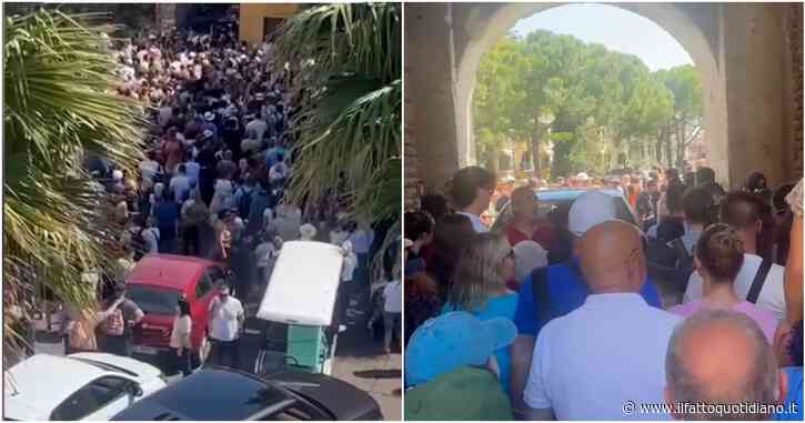 Sirmione presa d’assalto dai turisti: sui social il video che testimonia gli effetti dell’overtourism