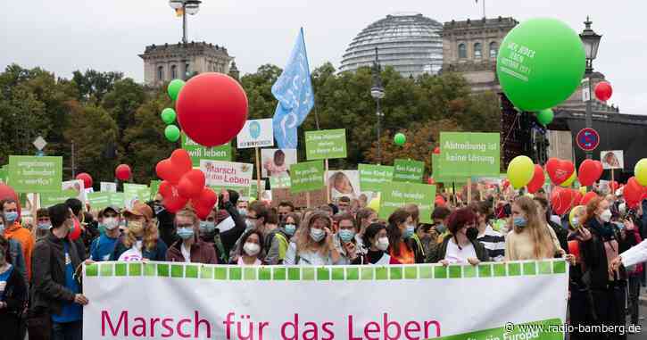 Abtreibungsgegner und Feministinnen demonstrieren in München