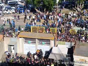 Tensioni fuori lo stadio, petardi e match sospeso. Caos in Lecce-Napoli