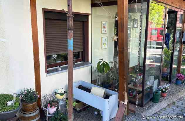 FW Reichenau: PKW gegen Balkonstütze gefahren, Balkon droht einzustürzen, Reichenau-Waldsiedlung, 02.05.2025