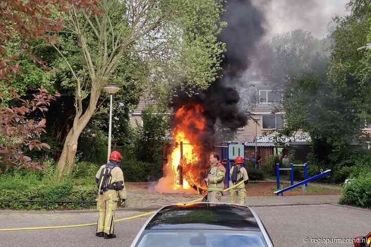 Speeltoestel in brand op Bazuinstraat in Purmerend: glijbaan volledig verwoest