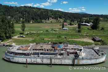 Residents of Mission, B.C., told to stay inside after derelict ferry burns