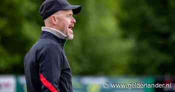 Erik ten Hag is terug als coach, met oude vrienden om hem heen: ‘Gras onder de voeten voelt lekker’