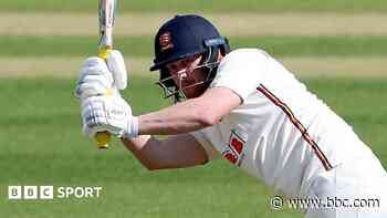 Cox helps Essex take control at Somerset
