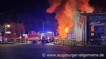 Lagerhalle in Oberstdorf brennt am Samstag lichterloh – Feuerwehrmann verletzt