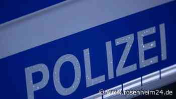 Frau (55) kommt mit Auto von Fahrbahn ab und überschlägt sich