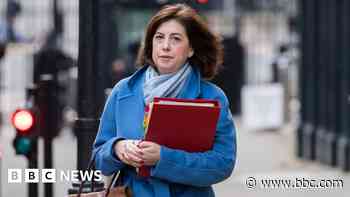 Labour minister sorry over grooming gangs remark