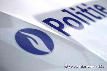 Leerling-bestuurder knalt tegen poort op bedrijventerrein