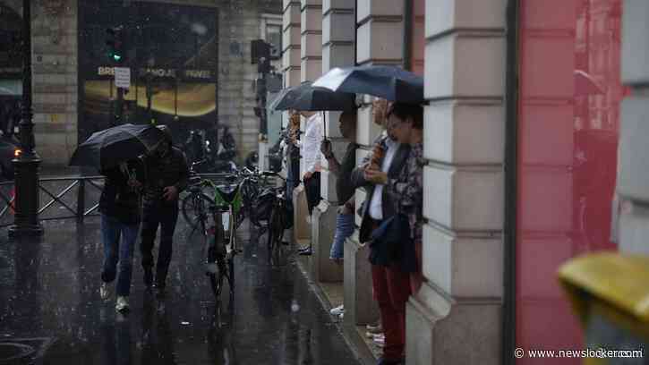 Hagel en overstroomde metrostations in Parijs, ook morgen overlast verwacht