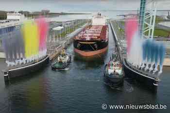 Na maanden vertraging, starten testvaarten door enorme nieuwe zeesluis: “Tegen de zomer kan de sluis volledig worden gebruikt”