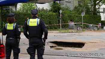 Wasserrohrbruch flutet Eidelstedter Weg – riesiges Loch im Asphalt