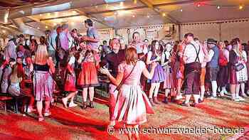 Frühlingsfest in Vollmaringen: Im Zelt ist Partystimmung und draußen  zucken die Blitze