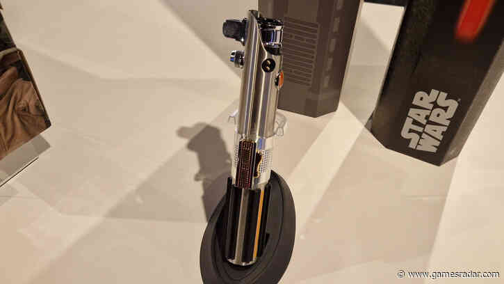 Say "hello there" to my new favorite Star Wars lightsaber, which blew my mind with a neat trick