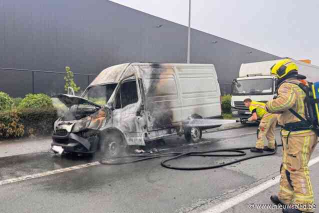 Bestelwagen vat vuur: bestuurder blijft ongedeerd