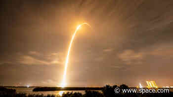 'Falcon' flies on Star Wars Day: SpaceX launches Starlink satellites from Florida (photos)
