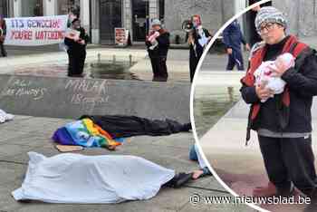 Pro-Palestijnse activisten stappen fontein in stadscentrum in, en kleuren het water “bloedrood”: “Wij kunnen deze slachting niet meer aanzien”