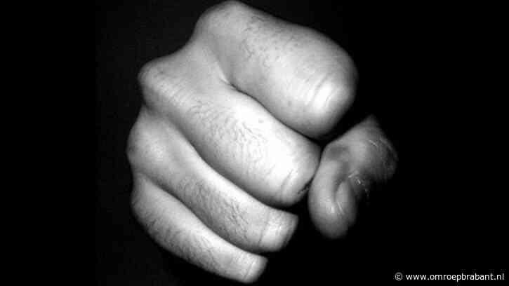 Groepje jongeren slaat 21-jarige de tanden uit de mond