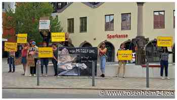 „Regional ist Tierqual“: Mahnwache in Bad Aibling – Scharfe Kritik nach Tier-Dramen in der Region