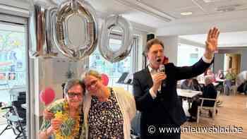 Alice danst de honderd in tijdens optreden van haar favoriete artiest: “Moeke zit nog altijd vol levenslust”