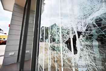 Parfümerie in Höxter: Dreister Dieb reißt mit Gullydeckel Glastür ein