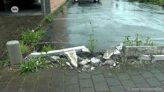 Bestuurder knalt op omheining en twee geparkeerde wagens in Denderleeuw, politie opent onderzoek